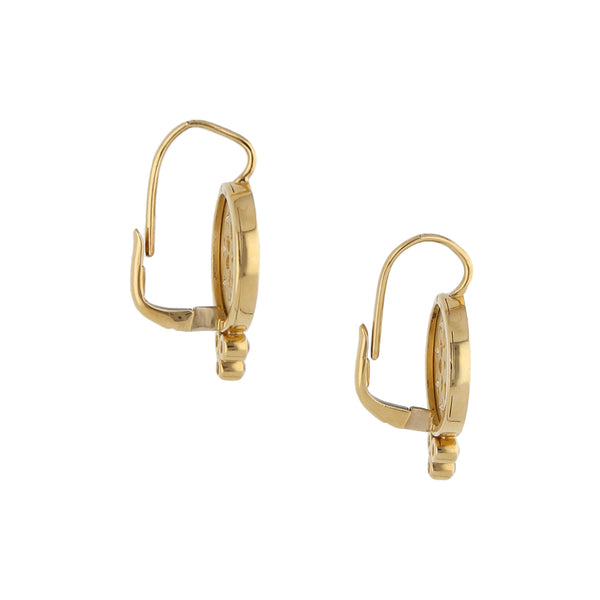 Aretes estilizados con diamantes, pulsera eslabón cruzado con apliacacion motivo cubo en oro amarillo 18 kilates.