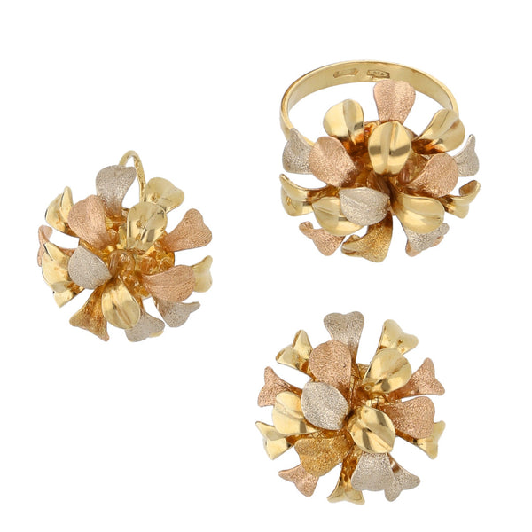 Juego de anillo y aretes estilizados motivo floral en oro tres tonos 18 kilates.