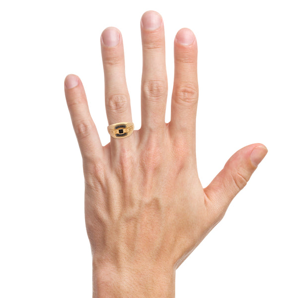 Anillo tipo sello motivo tornillos simulados con ónix y sintéticos en oro amarillo 14 kilates.