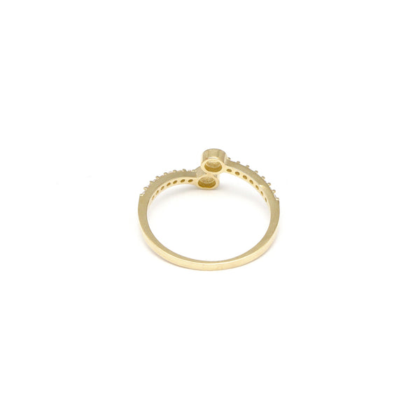 Anillo estilizado motivo tornillos simulados con sintéticos en oro amarillo 14 kilates.