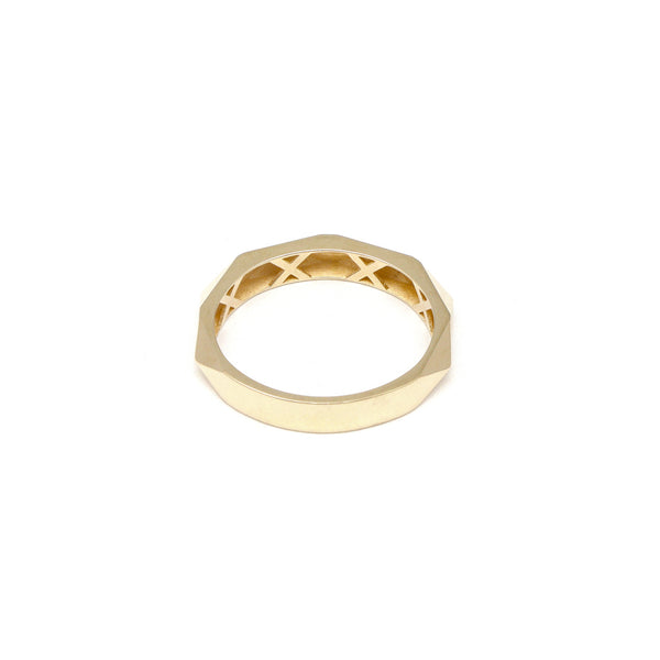 Anillo facetado en oro amarillo 14 kilates.