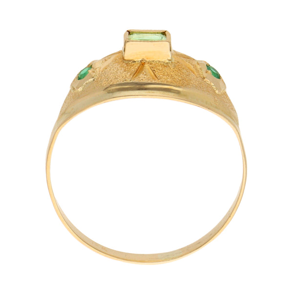 Anillo estilizado con esmeraldas en oro amarillo 18 kilates.