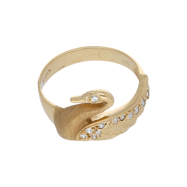 Anillo diseño especial motivo cisne con diamantes en oro amarillo 18 kilates.