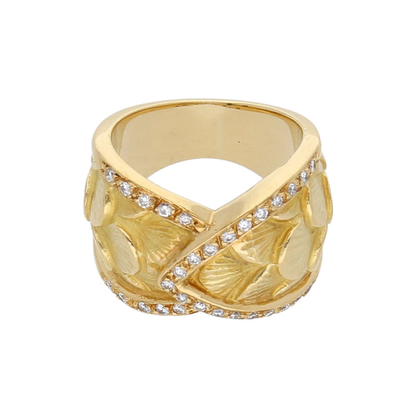 Anillo diseño italiano con diamantes en oro amarillo 18 kilates.