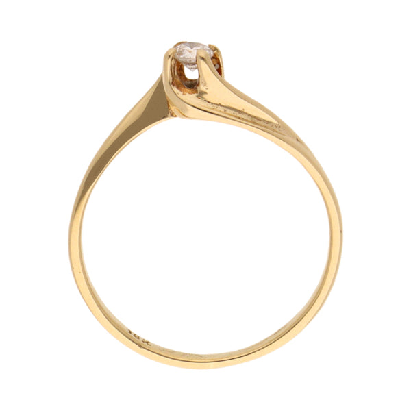 Anillo solitario con diamante en oro amarillo 18 kilates.