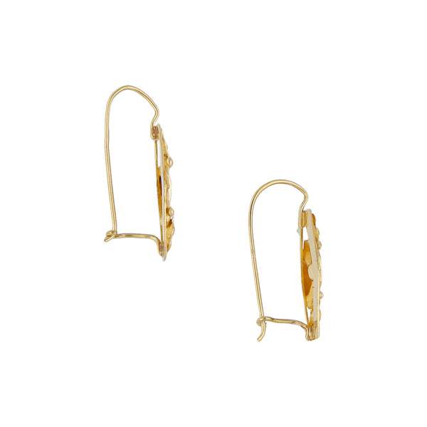 Aretes laminados motivo floral en oro amarillo 18 kilates.