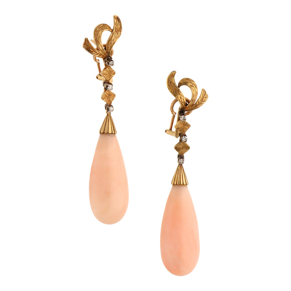 Aretes diseño especial con colgantes, coral y diamantes en oro dos tonos 16 kilates.