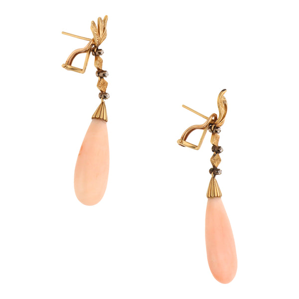 Aretes diseño especial con colgantes, coral y diamantes en oro dos tonos 16 kilates.