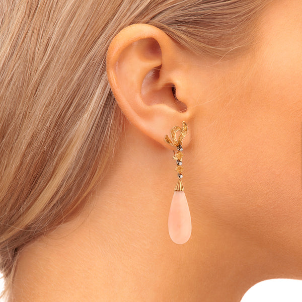 Aretes diseño especial con colgantes, coral y diamantes en oro dos tonos 16 kilates.