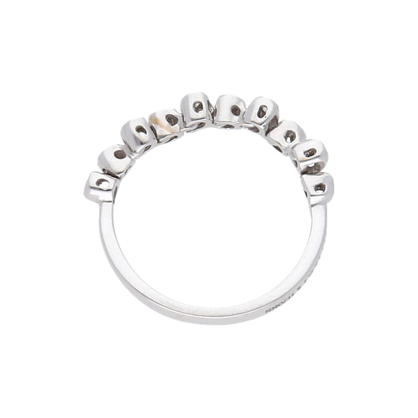 Anillo estilizado con diamantes en oro blanco 18 kilates.