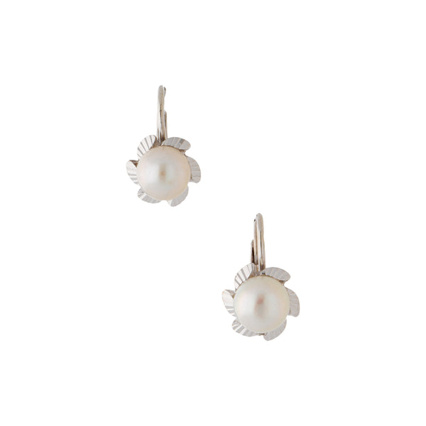 Aretes estriados con perlas en oro blanco 18 kilates.