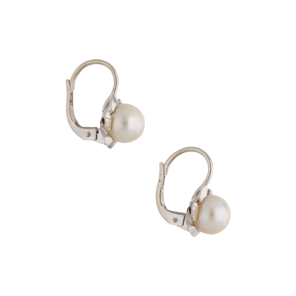 Aretes estriados con perlas en oro blanco 18 kilates.