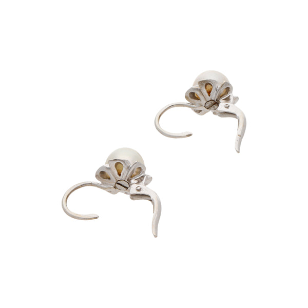 Aretes estriados con perlas en oro blanco 18 kilates.