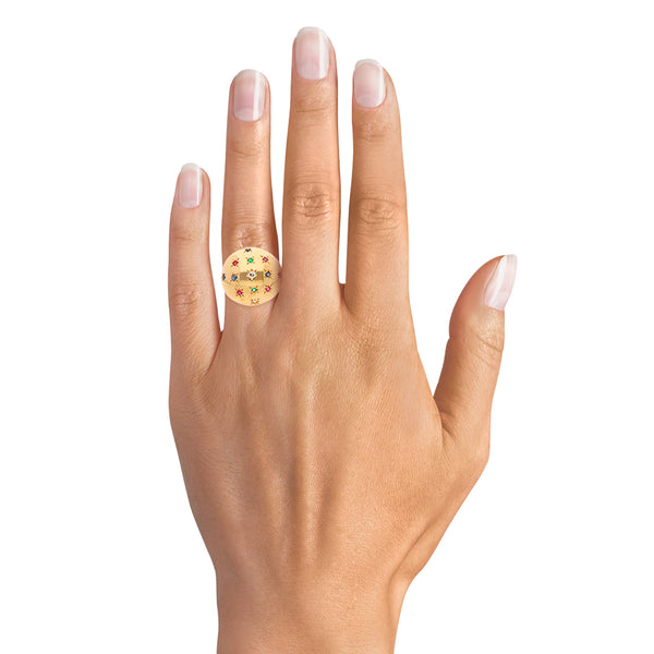 Anillo diseño especial con diamantes, zafiros, esmeraldas y rubíes en oro amarillo 18 kilates.