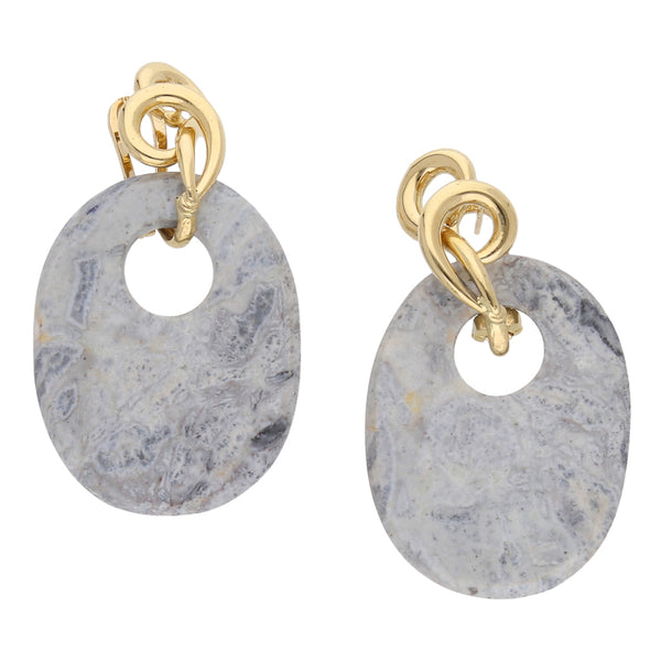 Aretes calados con colgantes y sintéticos en oro amarillo 18 kilates.