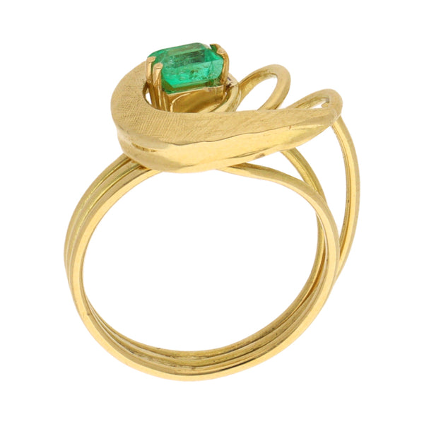 Anillo tubular con esmeralda en oro amarillo 18 kilates.