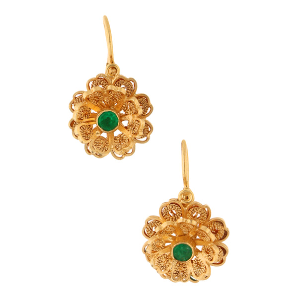 Aretes calados motivo floral con sintéticos en oro amarillo 18 kilates.