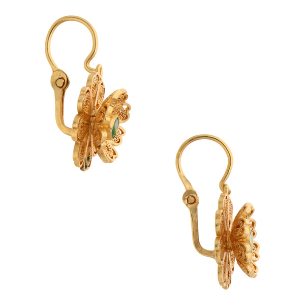 Aretes calados motivo floral con sintéticos en oro amarillo 18 kilates.