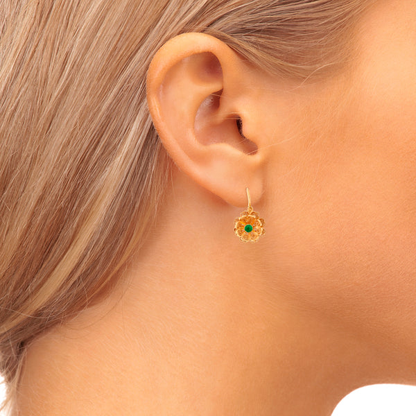 Aretes calados motivo floral con sintéticos en oro amarillo 18 kilates.