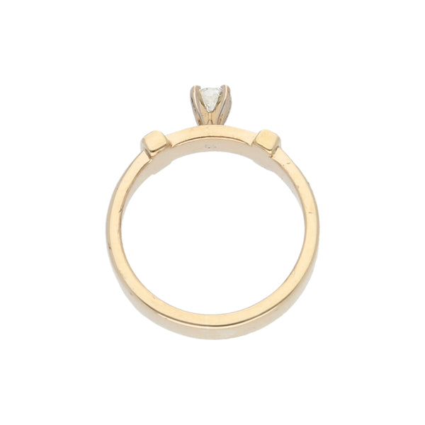 Anillo solitario con diamante en oro amarillo 14 kilates.