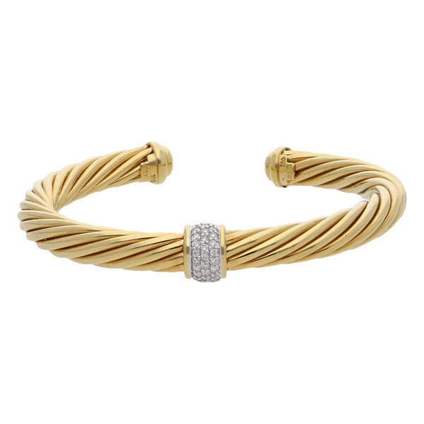 Pulsera abierta diseño torzal con diamantes firma David Yurman en oro dos tonos 18 kilates.