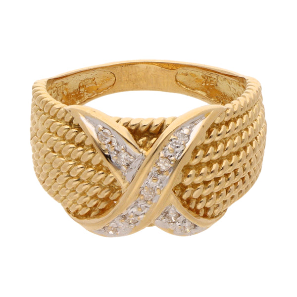 Anillo estilizado con diamantes en oro amarillo18 kilates.