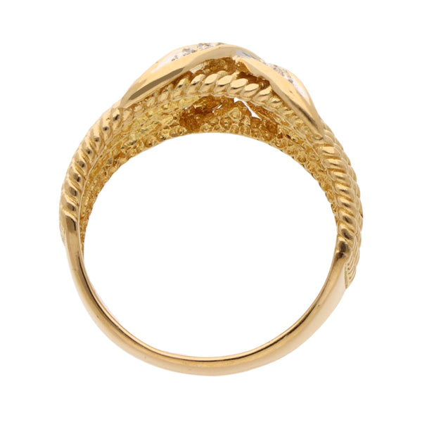 Anillo estilizado con diamantes en oro amarillo18 kilates.