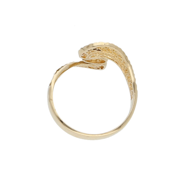 Anillo calado ondulado en oro amarillo 14 kilates.