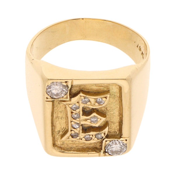 Anillo tipo sello con diamantes motivo letra E en oro amarillo 14 kilates.