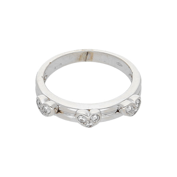 Anillo acanalado motivo corazones con diamantes en oro blanco 18 kilates.