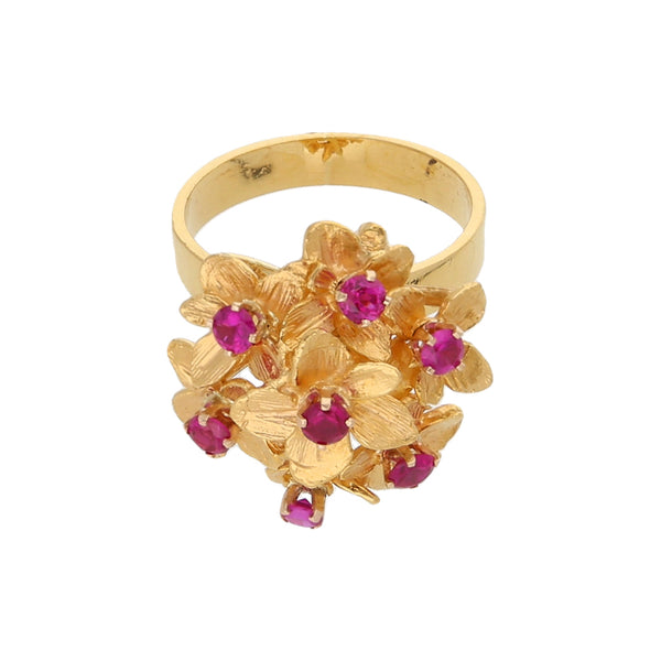 Anillo diseño especial motivo floral con rubíes en oro amarillo 18 kilates.