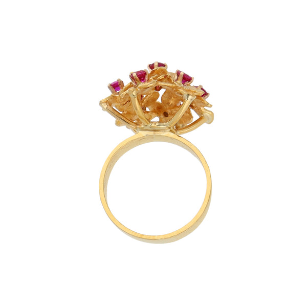 Anillo diseño especial motivo floral con rubíes en oro amarillo 18 kilates.