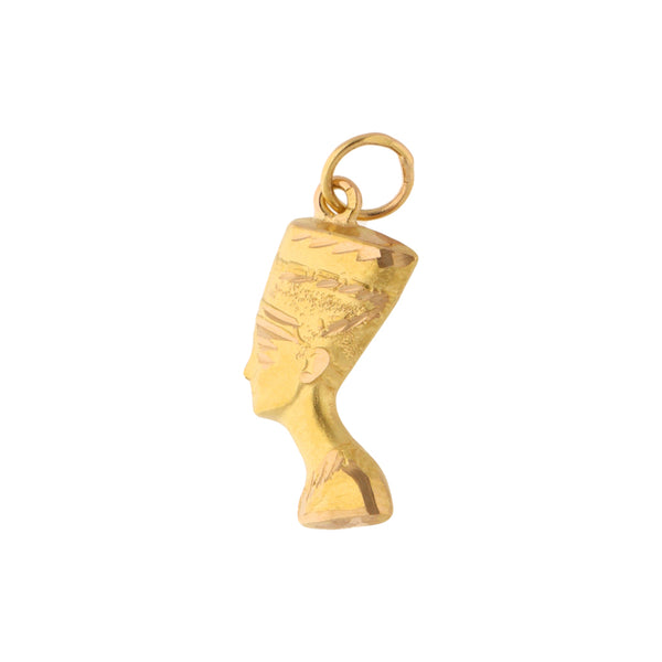 Dije diseño especial motivo Nefertiti en oro amarillo 18 kilates.