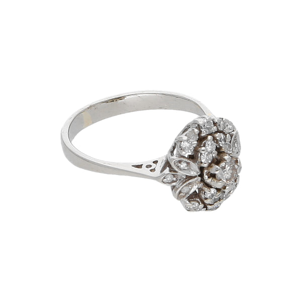 Anillo estilizado con diamantes en oro blanco 18 kilates.