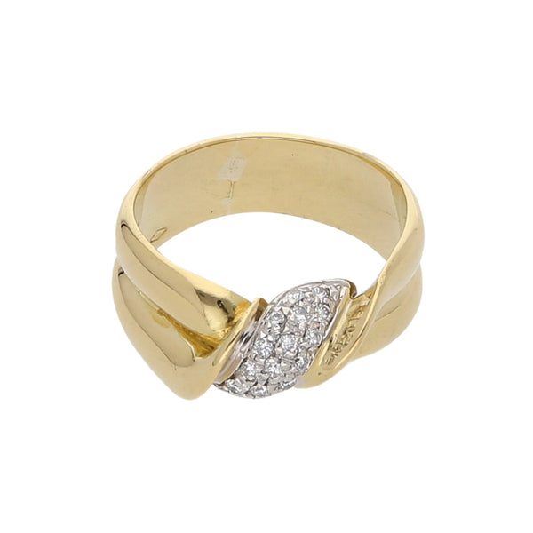 Anillo estilizado con diamantes en oro amarillo 18 kilates.