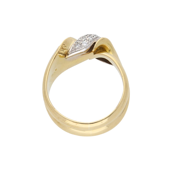 Anillo estilizado con diamantes en oro amarillo 18 kilates.