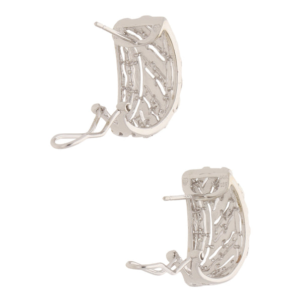 Aretes estilizados con diamantes en oro blanco 14 kilates.