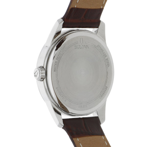 Reloj Bulova para dama en acero inoxidable correa piel.