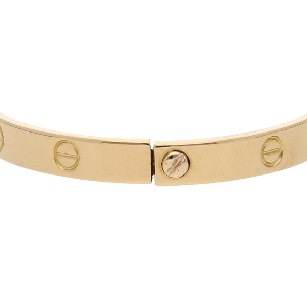 Brazalete ovalado articulado firma Cartier colección Love Aldo Cipullo en oro amarillo 18 kilates.