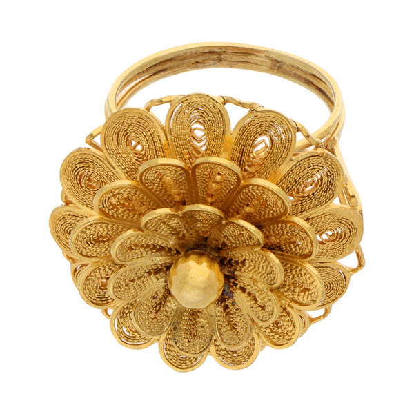 Anillo estilizado motivo flor en oro amarillo 18 kilates.