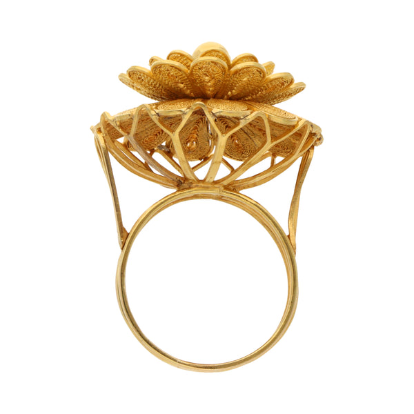 Anillo estilizado motivo flor en oro amarillo 18 kilates.