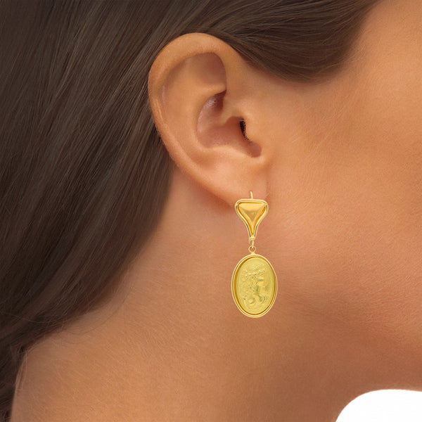 Aretes articulados motivo mujer en oro amarillo 18 kilates.