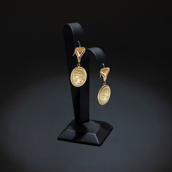 Aretes articulados motivo mujer en oro amarillo 18 kilates.