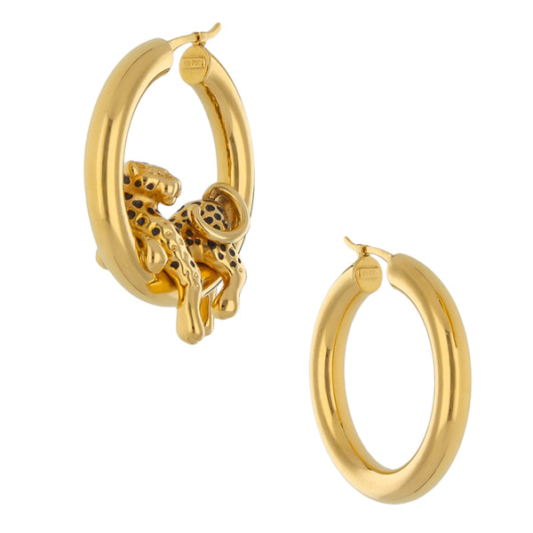 Arracadas huecas firma Charles Garnier motivo felino con esmalte en oro amarillo 18 kilates.