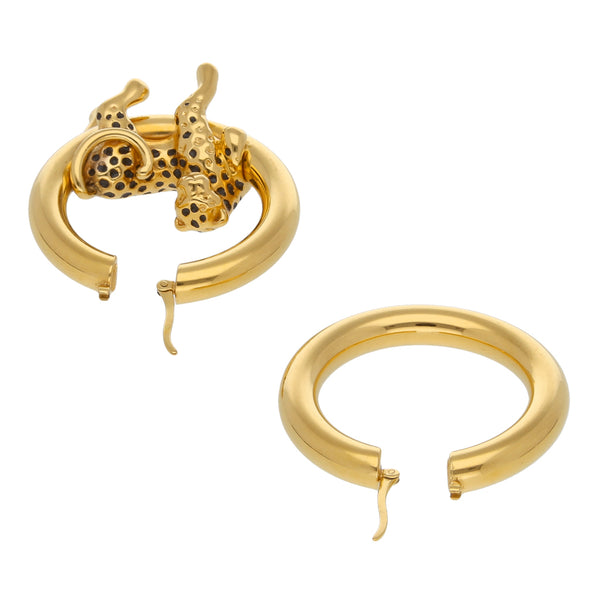 Arracadas huecas firma Charles Garnier motivo felino con esmalte en oro amarillo 18 kilates.