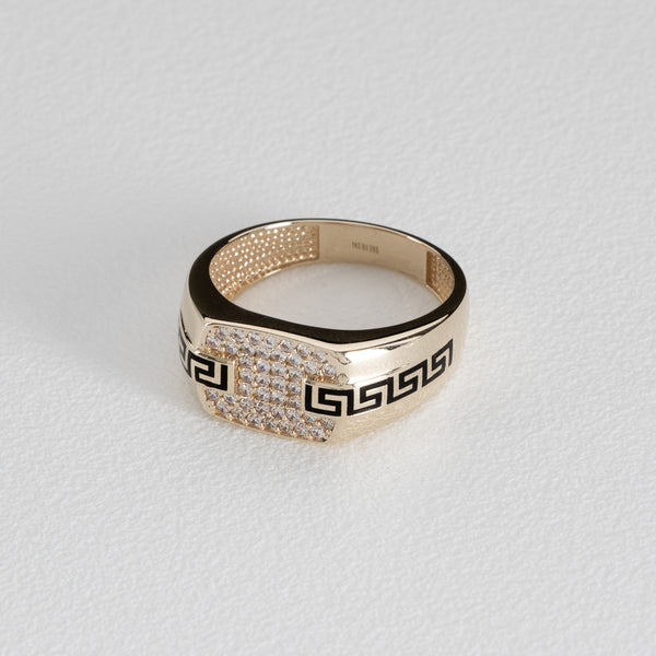 Anillo tipo sello con sintéticos y esmalte motivo grecas en oro amarillo 14 kilates.