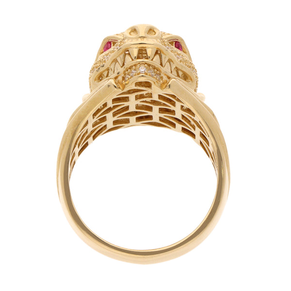 Anillo diseño especial motivo dragón con sintéticos en oro amarillo 14 kilates.