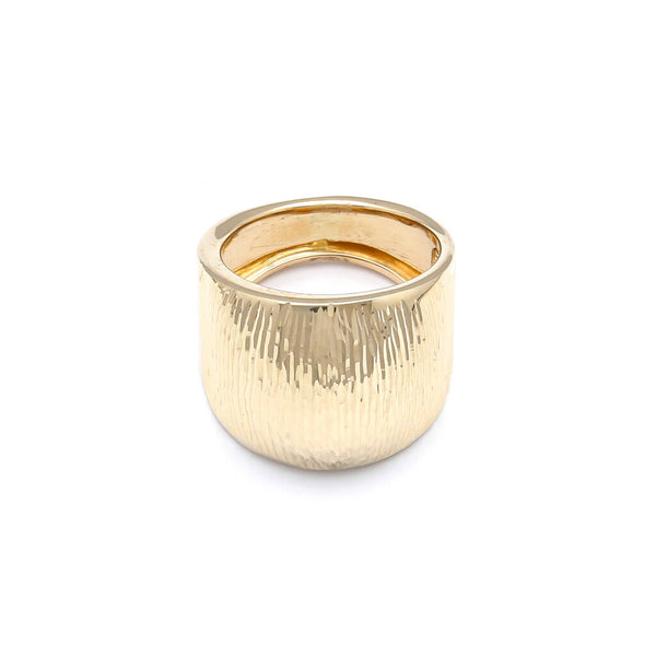 Anillo facetado en oro amarillo 14 kilates.