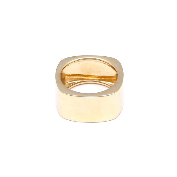 Anillo liso cuadrado en oro amarillo 14 kilates.