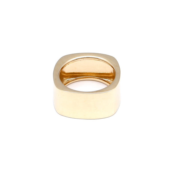 Anillo liso cuadrado en oro amarillo 14 kilates.